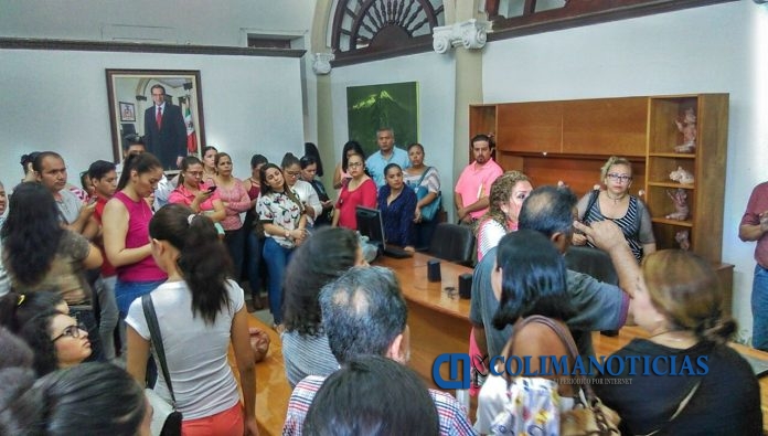 Se manifiestan maestros de inglés despedidos en Palacio de Gobierno 5 principal
