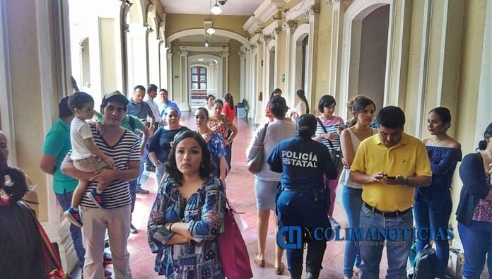 Se manifiestan maestros de inglés despedidos en Palacio de Gobierno