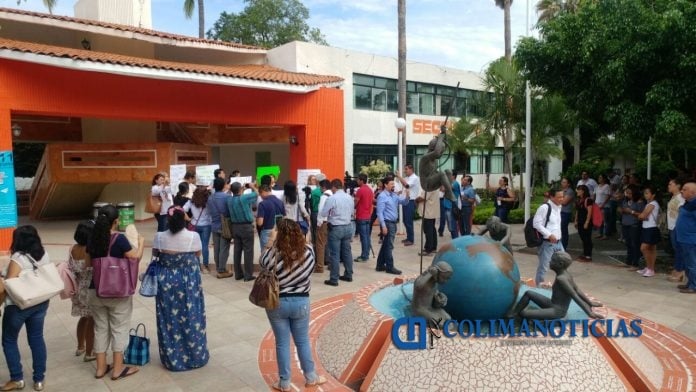 Se manifiestan maestros en instalaciones del SNTE 6