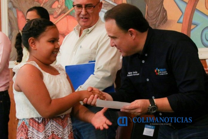 ayto de colima entrega becas