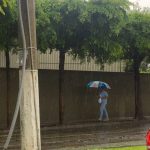 peaton lluvia paraguas