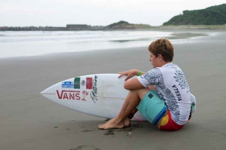 Alan Cleland brilla en el Mundial Juvenil de Surfing