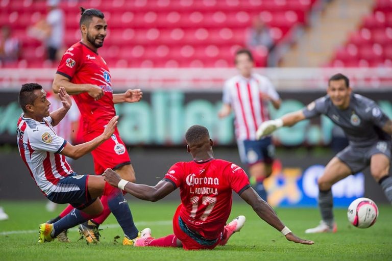 Lobos dejan en la lona a Chivas
