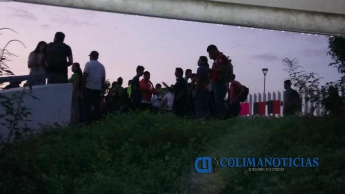 Alumnos y maestros vuelven a hacer paro en la entrada de la UTEM
