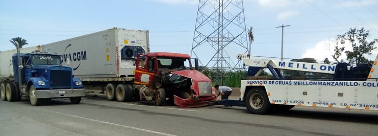 Fuerte choque de camiones de carga en la Puerto – Jalipa
