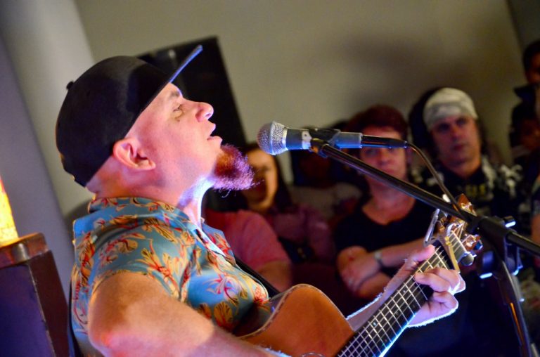 Con recital acústico, seduce a colimenses Kelvis Ochoa