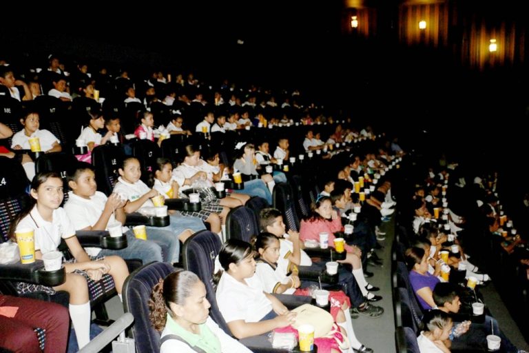DIF Estatal impulsa el derecho de la niñez al esparcimiento con cine gratis