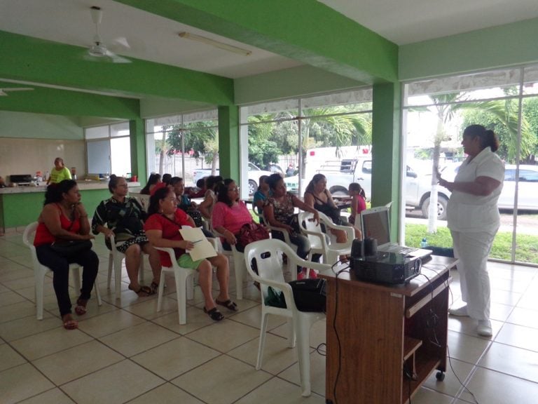 Otorga DIF Tecomán e IMSS charla informativa sobre prevención de cáncer de mama