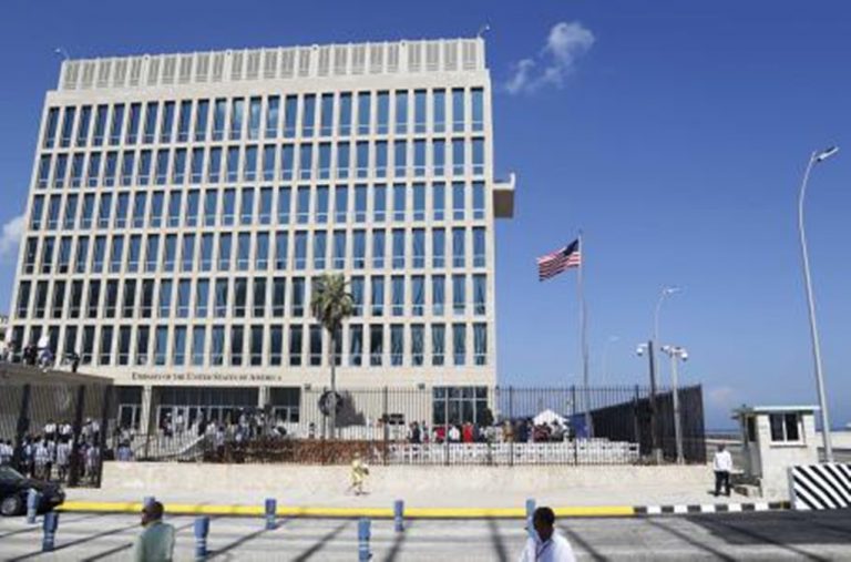 Ordena EU dejar embajada al 60% del personal en Cuba