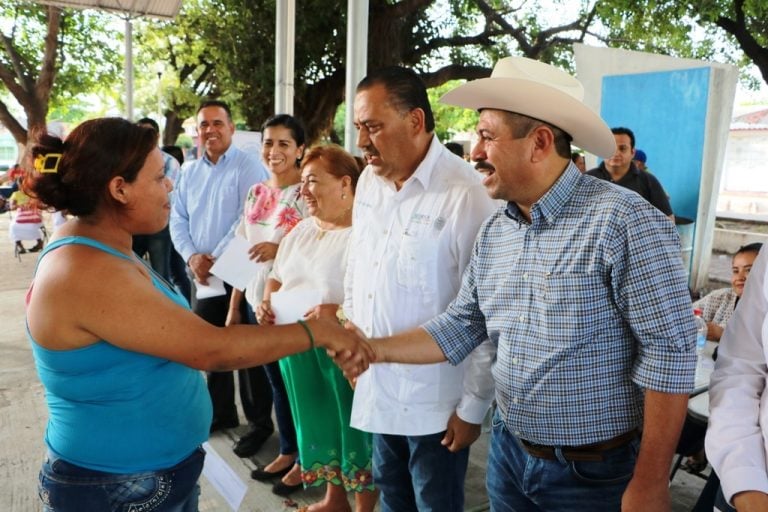 En Tecomán entregan becas de apoyo del programa “Atención a Jornaleros Agrícolas”