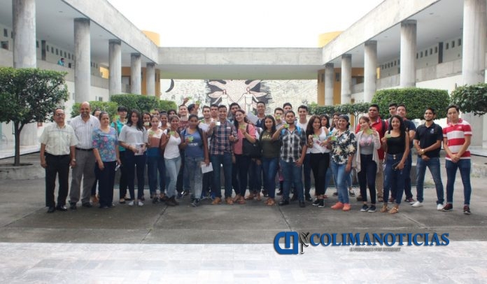 Entrega de credenciales a estudiantes de la UdeC