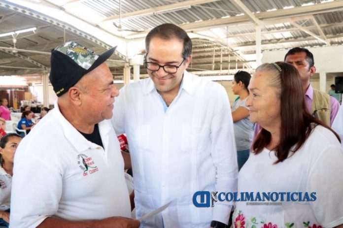 Gobernador entrega apoyos a comerciantes y adultos mayores en Manzanillo