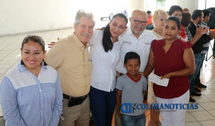 Gobierno y municipio entregan 3 mil 260 becas a estudiantes de excelencia en Manzanillo