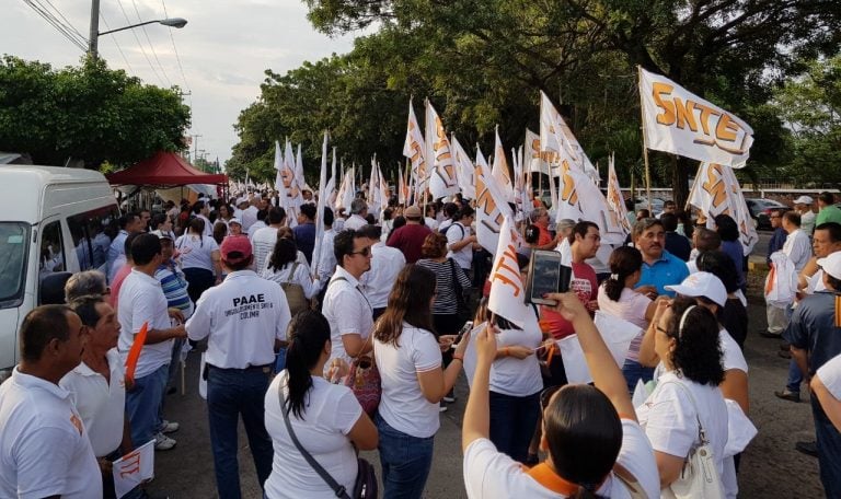 Marchan cientos de maestros del Snte 6 y 39