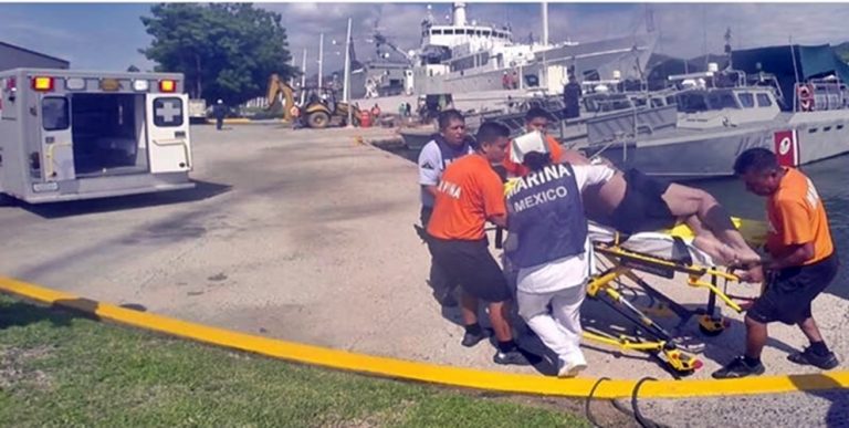 Marina-Armada rescata a una personas en Playa Azul de Manzanillo