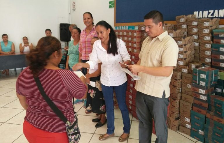Entrega apoyos Gaby Benavides