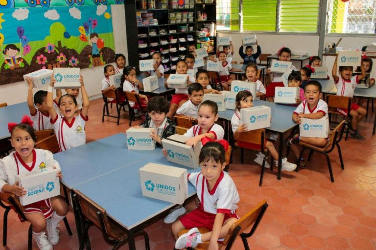 Niñas y niños de los Preescolares públicos de la capital reciben zapatos nuevos