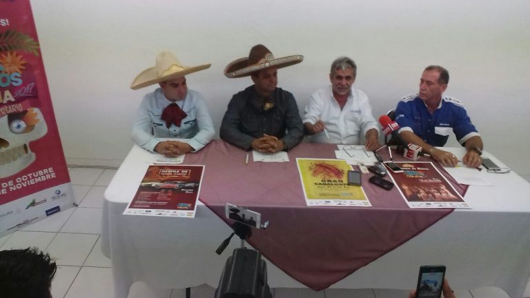 Desfile de candidatas a bordo de Mustang, coronación y cabalgata: eventos previos al inicio de la Feria