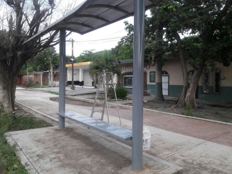 Rehabilitan paraderos de transporte público en Armería