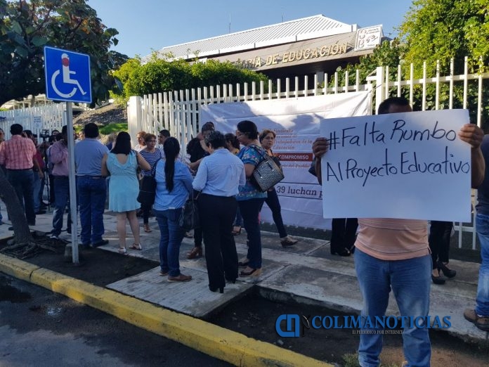 se manifiestan dirigentes del Snte 39 y 6 ante la SE