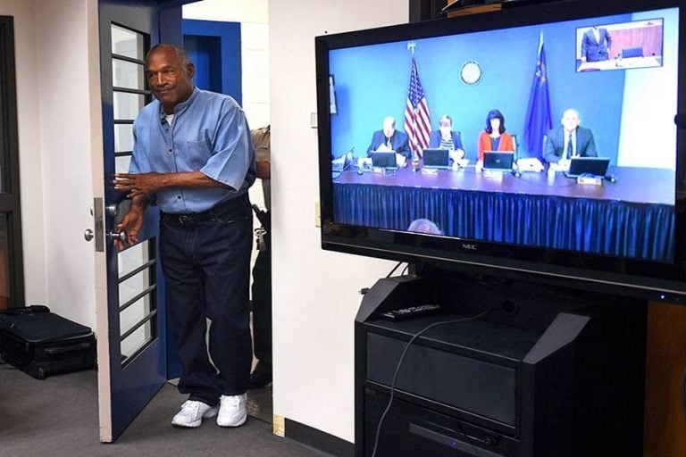 Liberan a OJ Simpson tras nueve años en prisión