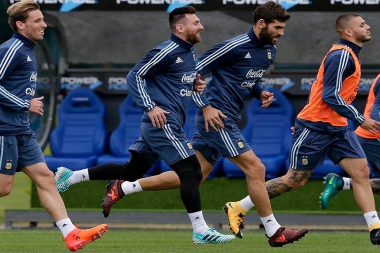 Messi entrena con Argentina para medirse a Perú