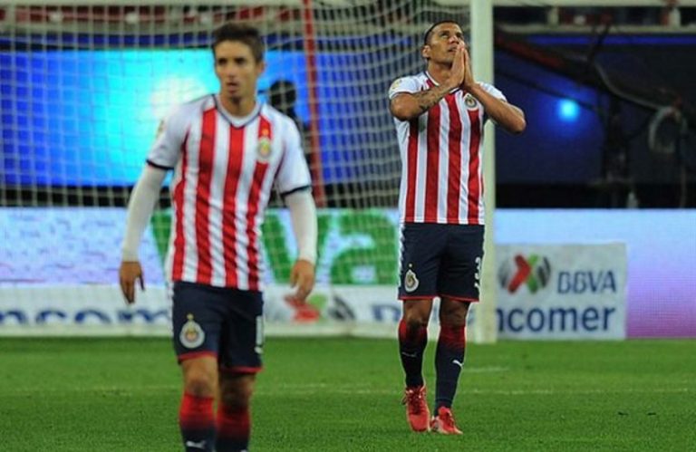 Autogol de Salcido condena a Chivas en el Apertura