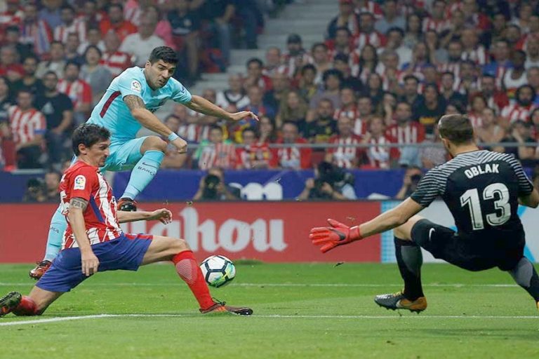 Suárez salva al Barcelona de caer ante el Atlético