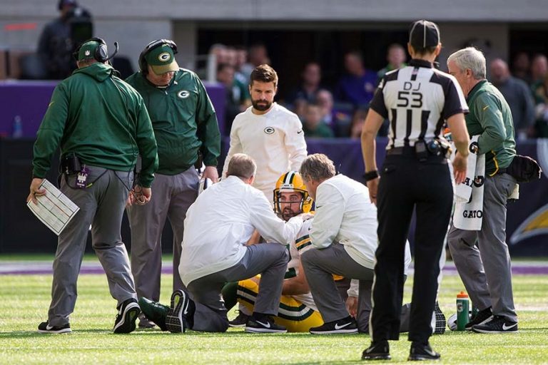 Operan con éxito a Aaron Rodgers