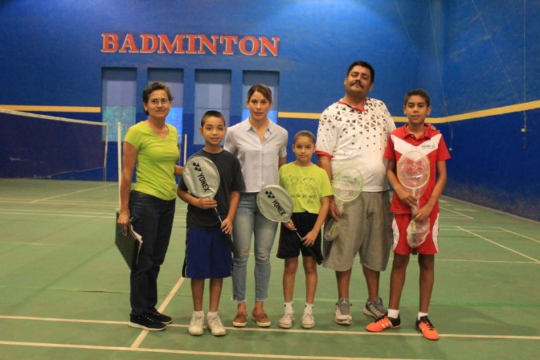 Premian a ganadores del Festival Deportivo de Bádminton
