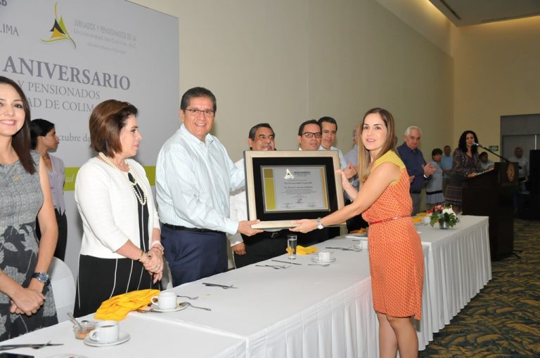 Rinden homenaje a Camacho Quiñones en festejo de jubilados y pensionados