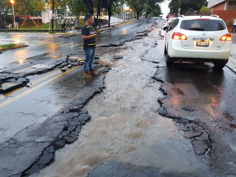 Drenaje pudo ocasionar destrozos en Avenida Ayuntamiento, justifica Yulenny