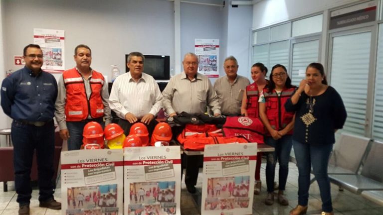 Brigadistas de PC de la delegación ISSSTE Colima reciben uniformes ante cualquier contingencia