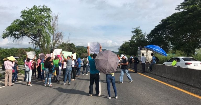 Alumnos de la Universidad Tecnológica bloquean libramiento de El Naranjo