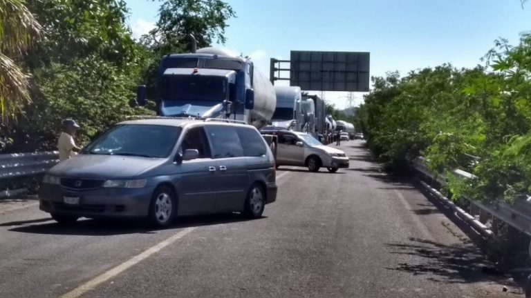 Pescadores bloquean carretera El Rocío-Campos