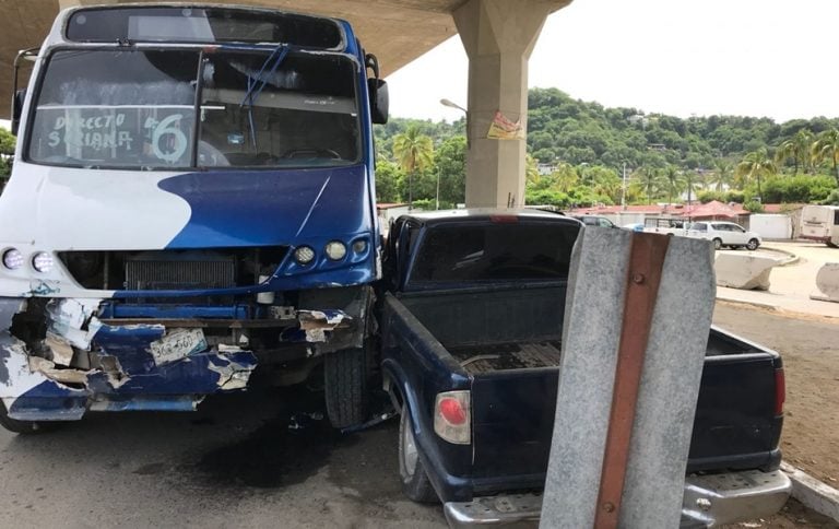 Urbano arrasa con camioneta en San Pedrito