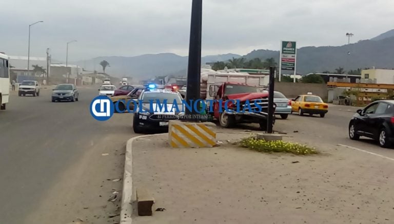 Camioneta destruida en choque contra tráiler