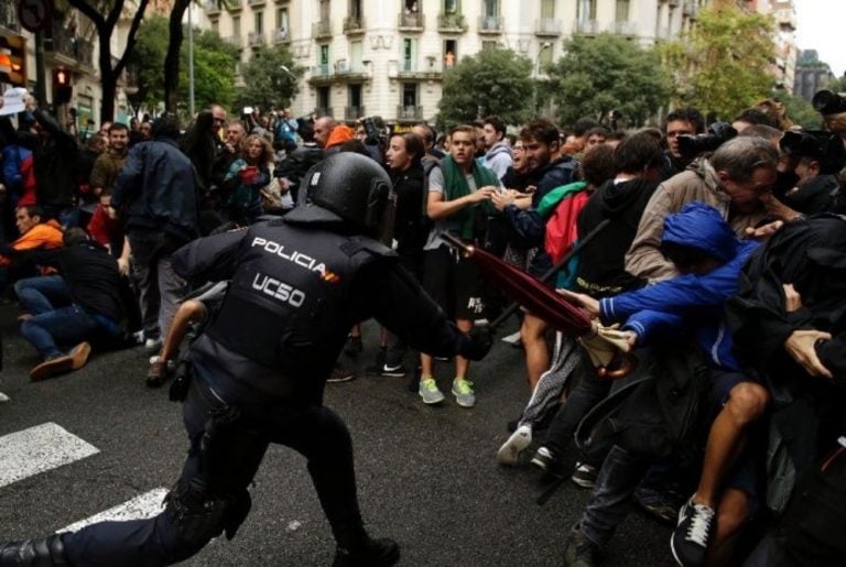 Caótico referéndum deja más de 840 heridos en Cataluña