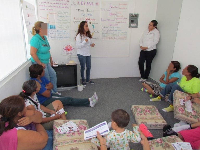 Imparten asesoría jurídica a internas del Cereso