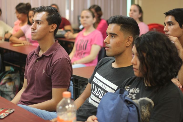 Blanca Reyes conduce a estudiantes por los caminos de la música