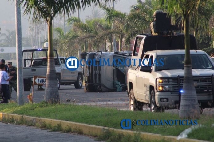 Chocan particular y camioneta de la Marina en Las Brisas