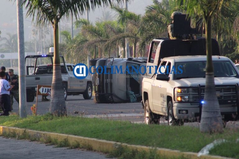 Chocan particular y camioneta de la Marina-Armada de México en Las Brisas