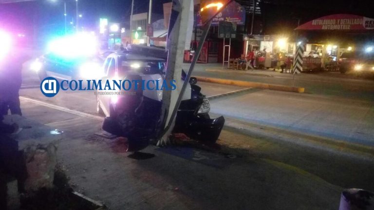 Chocan patrulleros de Seguridad Pública contra poste de acero en Manzanillo