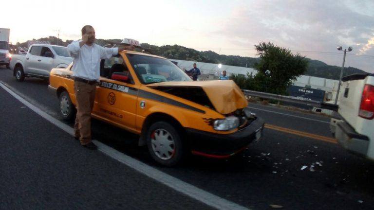 Doble accidente paraliza el Libramiento de El Naranjo.