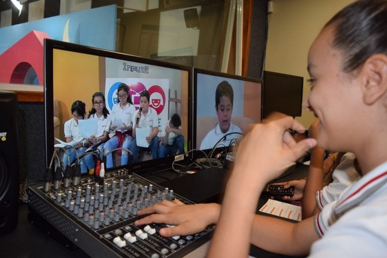 Con instalaciones y equipo profesional, niñas y niños aprenden a hacer radio y televisión