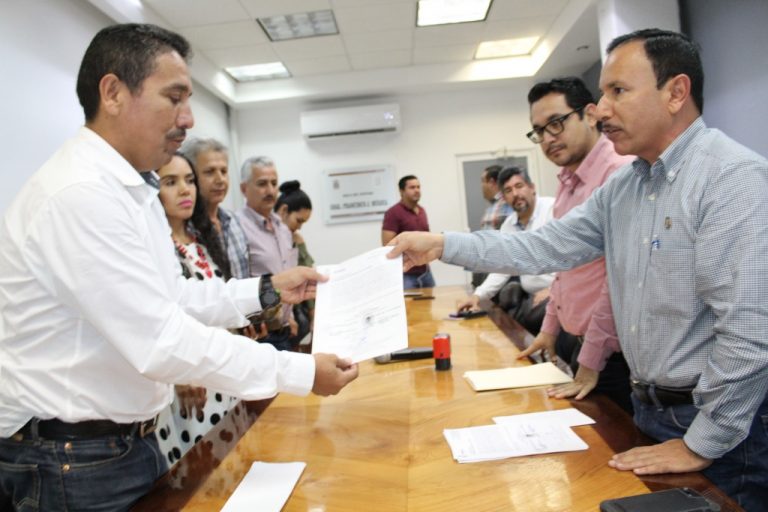 Cabildo de Minatitlán entrega propuesta para que desaparezcan plurinominales