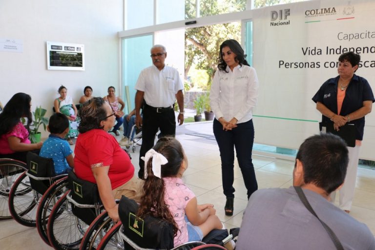 Entrega Gobierno del Estado 10 sillas de ruedas a personas con discapacidad