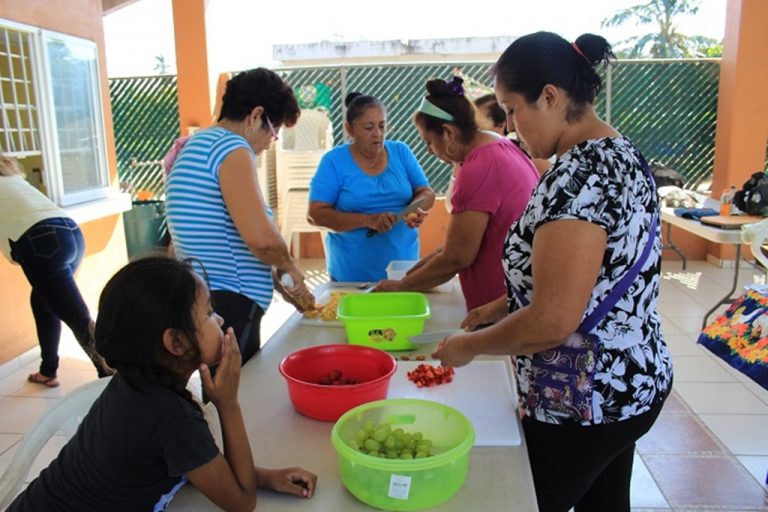 Talleres de “comunidad diferente” fortalecen la economía: beneficiarias