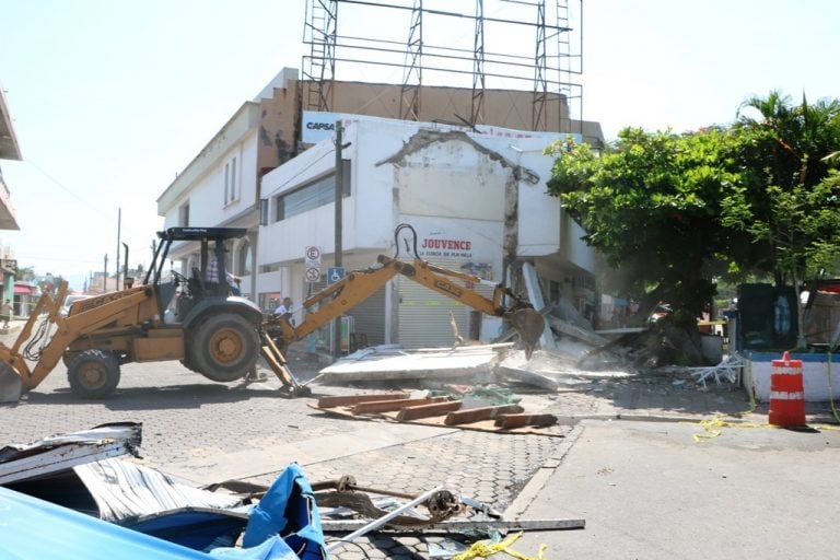 Ordena PC de Tecomán demolición de edificio a punto de colapsar tras choque vial