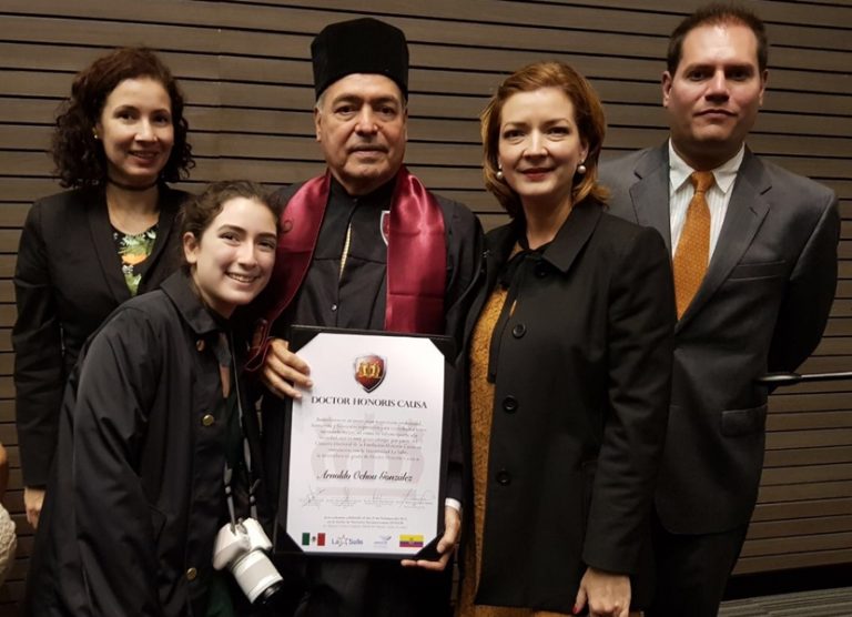 Arnoldo Ochoa recibe Doctorado Honoris Causa en la Unión de Naciones Sudamericanas